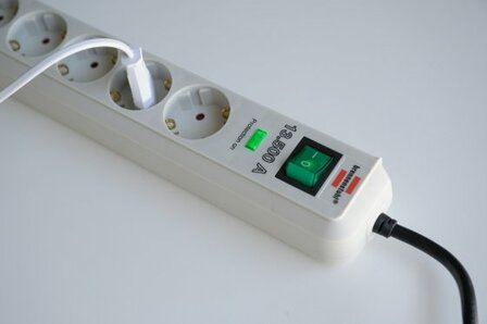 Regleta contra subidas de tension 13.500A 6-fach gris claro 1,5m H05VV-F 3G1,5