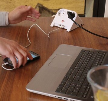 Regleta de sobremesa con conector USB 2 unidades de carga USB 2100mA enchufes 2 blanco brillante 1,8m H05VV-F 3G1,5