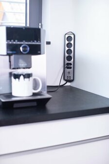 Enchufe de esquina con funcion de carga USB 4x tomas de corriente 2x Euro plata negro