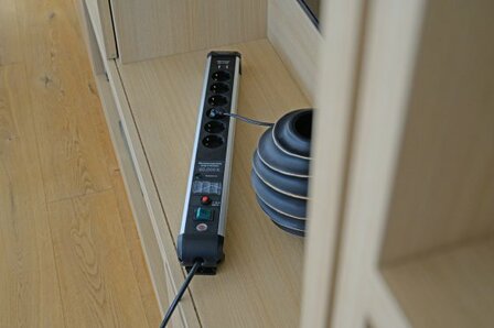 Regleta contra subidas de tension 60.000 A con funcion de carga USB Enchufes 6 3m H05VV-F 3G1,5
