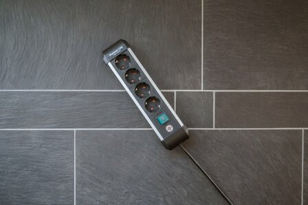 Regleta con interruptor 4-tomas 1,8m H05VV-F 3G1,5