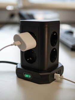 Torre de enchufes de 8 vias con 4x USB negro 2m H05VV-F3G1.5