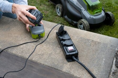 Regleta de enchufes con interruptor IP44 3 pliegues negro 2m H07RN-F 3G1,5