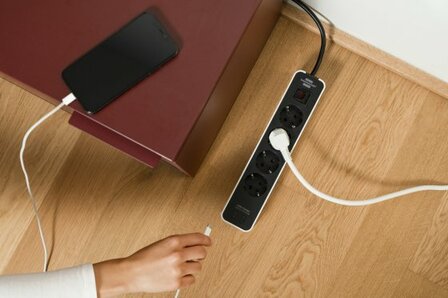 Regleta de enchufes con 2 tomas de carga USB C de 4 vias blanco negro 1,5 m H05VV-F3G1,5