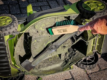 Cepillo para cortacesped con rascador