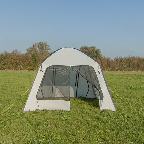 Pared lateral con mosquitera para carpa inflable para fiestas.