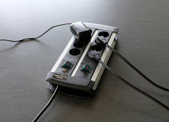 Regleta tecnica 8-tomas Duo negro 3m H05VV-F 3G1,5 interruptor cada 4 tomas