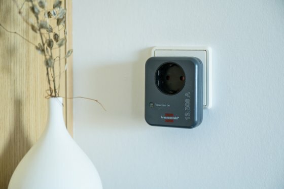 Adaptador enchufe con proteccion contra subidas de tension 13.500A Antracita