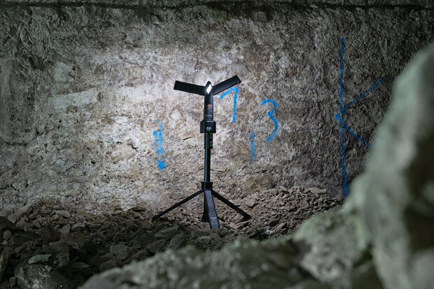 Foco de obra LED recargable con tripode, 2500 lm, IP65