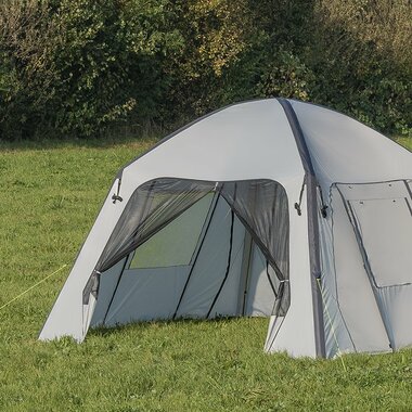 Pared lateral con mosquitera para carpa inflable para fiestas.